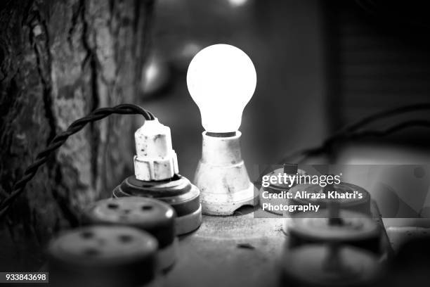 choices to connect the right decision - light concept - innovations - the bigger picture stock photos et images de collection