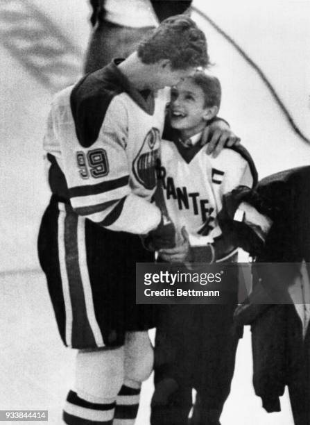 Edmonton Oilers Wayne Gretzky hugs his brother Brent prior to Gretzky joining the exclusive 1,000-point club with a first period assist on teammate...