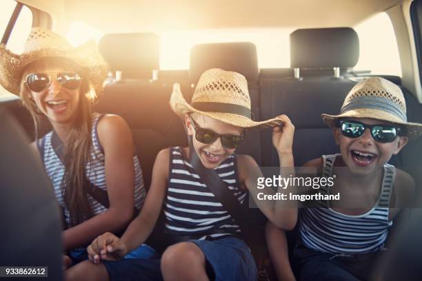 crianças aproveitando a viagem em dia ensolarado - family inside car - fotografias e filmes do acervo