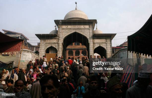Muslim devotees outside the shrine of Khaniqahi mullah on November 24, 2009 in Srinagar, the summer capital of Indian held Jammu and Kashmir State in...