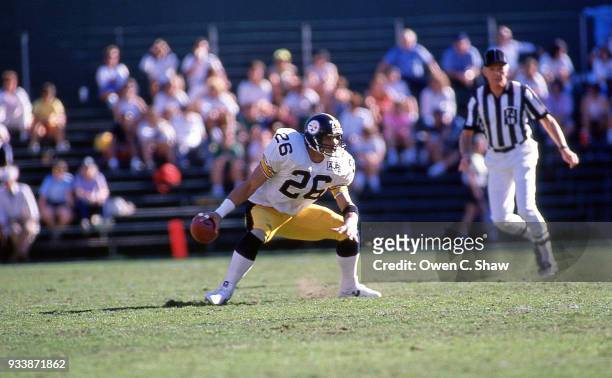 Rod Woodson of the Pittsburgh Steelers prepares to return a kick off against the Cincinnati Bengals at Riverfront Stadium circa 1987 in Cincinnati...