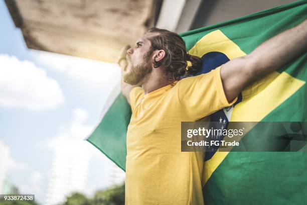 fã brasileiro assistindo um jogo de futebol - independência - fotografias e filmes do acervo