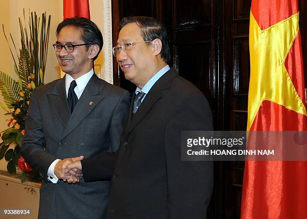 Visiting Indonesian Foreign Minister Marty Natalegawa shakes hands with his Vietnamese counterpart Pham Gia Khiem as they meet for official bilateral...