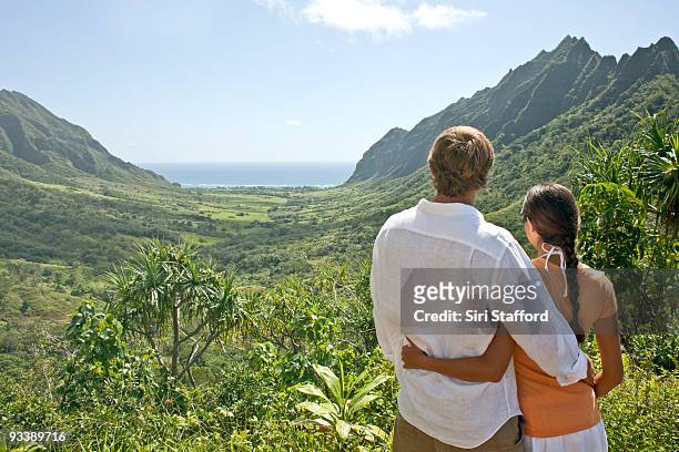 man and woman embracing at tropical vista to ocean - siri stafford fotografías e imágenes de stock