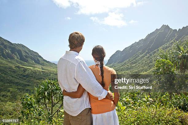 man and woman embracing at tropical vista - siri stafford fotografías e imágenes de stock