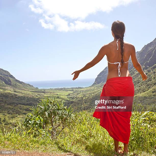 woman standing at tropical vista with arms out - siri stafford fotografías e imágenes de stock