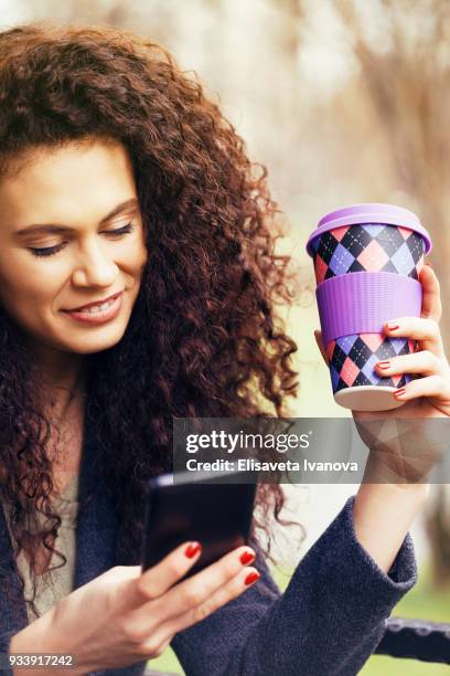 schöne geschäftsfrau texting und kaffee trinken - elisaveta ivanova stock-fotos und bilder