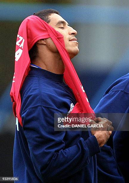 Colombian soccer player Victor Aristizabal puts on a red vest 03 October 2001 in Buenos Aires, Argentina. El goleador colombiano Victor Aristizabal...
