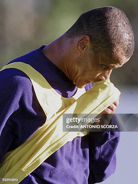 Rivaldo leaves the field in Curitiba, Brazil 02 October 2001. Rivaldo, astro del seleccionado brasileno de futbol y del Barcelona de Espana, deja la...