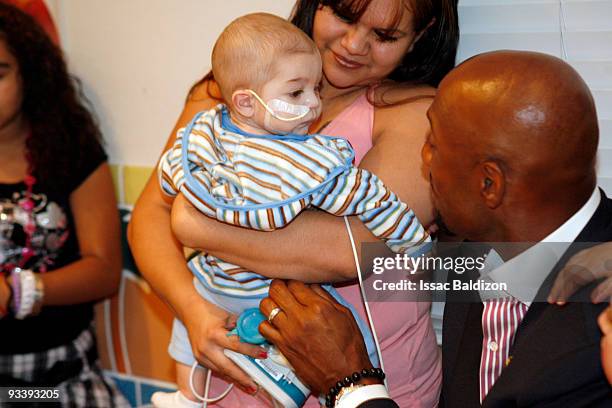 Alonzo Mourning of the Miami Heat participates in the Alonzo Mourning Charities' "33 Thanksgivings" on November 24, 2009 at the Ronald McDonald House...