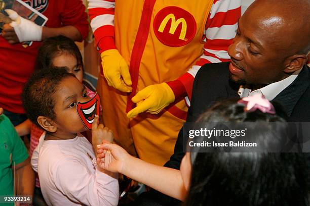 Alonzo Mourning of the Miami Heat participates in the Alonzo Mourning Charities' "33 Thanksgivings" on November 24, 2009 at the Ronald McDonald House...