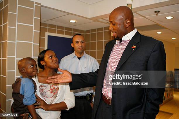 Alonzo Mourning of the Miami Heat participates in the Alonzo Mourning Charities' "33 Thanksgivings" on November 24, 2009 at the Ronald McDonald House...