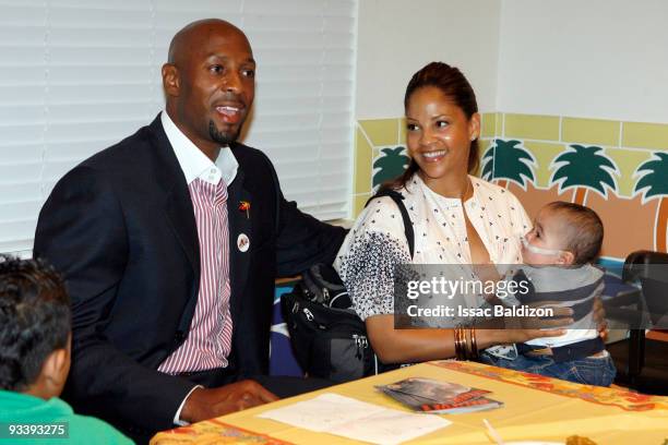 Alonzo Mourning of the Miami Heat participates in the Alonzo Mourning Charities' "33 Thanksgivings" on November 24, 2009 at the Ronald McDonald House...