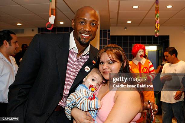 Alonzo Mourning of the Miami Heat participates in the Alonzo Mourning Charities' "33 Thanksgivings" on November 24, 2009 at the Ronald McDonald House...