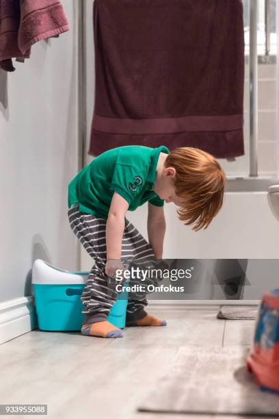 gelukkig cute redhead little boy onbenullige opleiding - potty training stockfoto's en -beelden
