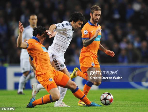 Deco of Chelsea goes between Cristian Rodriguez and Raul Meireles of FC Porto during the UEFA Champions League Group D match between FC Porto and...