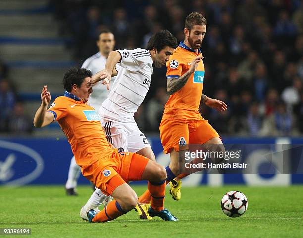 Deco of Chelsea goes between Cristian Rodriguez and Raul Meireles of FC Porto during the UEFA Champions League Group D match between FC Porto and...