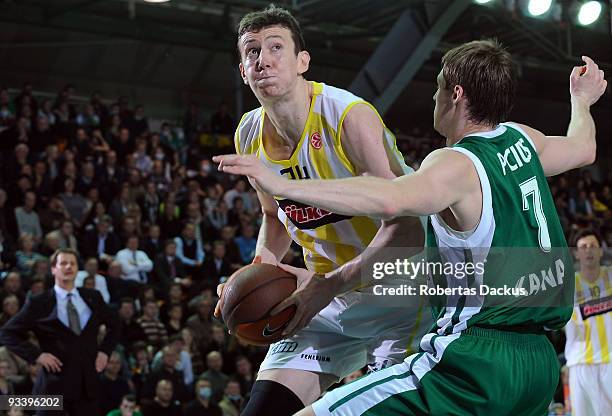 Omer Asik, #24 of Fenerbahce Ulker in action during the Euroleague Basketball Regular Season 2009-2010 Game Day 5 between Zalgiris Kaunas vs...