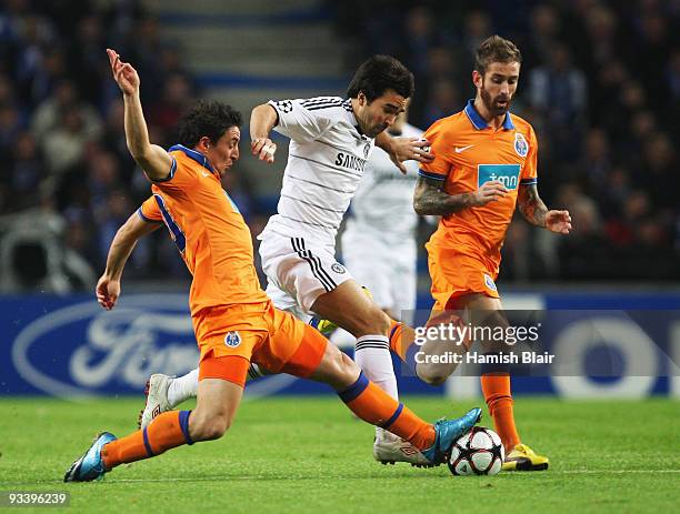 Deco of Chelsea goes between Cristian Rodriguez and Raul Meireles of FC Porto during the UEFA Champions League Group D match between FC Porto and...