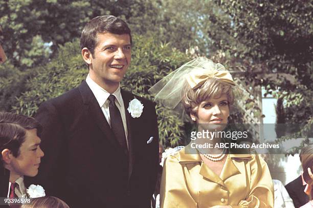 The Honeymoon" -, Wedding Pilot - 9/26/69, Mike Brady and his new wife, Carol on their wedding day. Barry Williams also stars.,