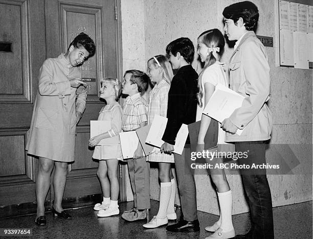 The Brady Bunch at Courthouse" 1969 Ann. B. Davis, Susan Olsen, Mike Lookinland, Eve Plumb, Christopher Knight, Maureen McCormick, Barry Williams