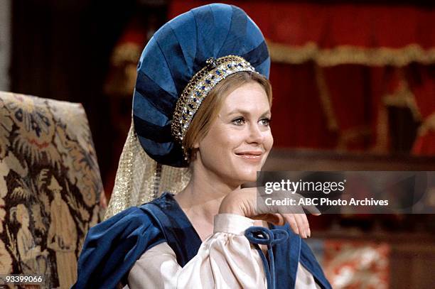 How Not to Lose Your Head to Henry VIII" - Season 8 - 9/15/71 While vacationing in England Samantha frees a trapped nobleman from a painting.,...