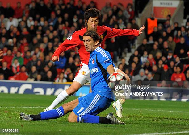 Manchester United's South Korean midfielder Park Ji-Sung and Besiktas Turkish goalkeeper Rustu Recber compete for the ball during their UEFA...