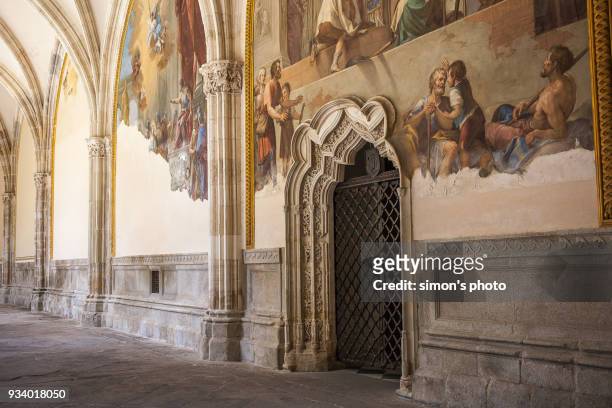 old front in church - toledo cathedral stock pictures, royalty-free photos & images
