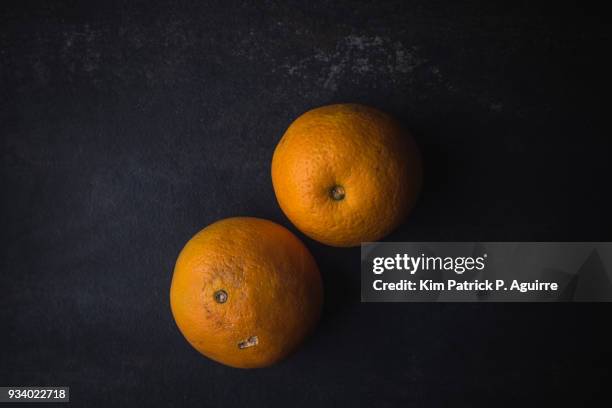 navel oranges on black - ネーブルオレンジ ストックフォトと画像