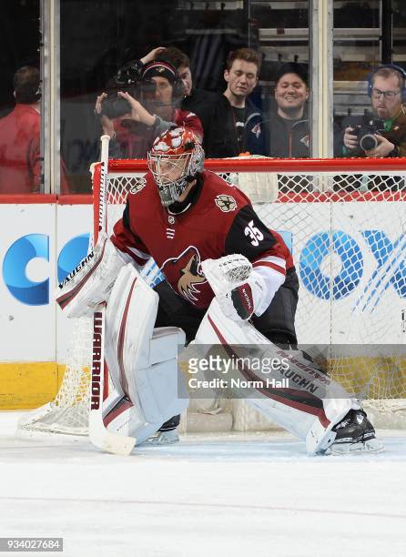 Darcy Kuemper of the Arizona Coyotes gets ready to make a save against the Nashville Predators at Gila River Arena on March 15, 2018 in Glendale,...