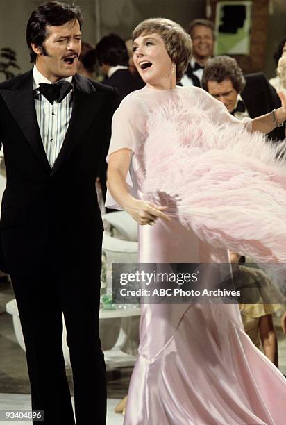 Guest star Robert Goulet performs with host Julie Andrews.,