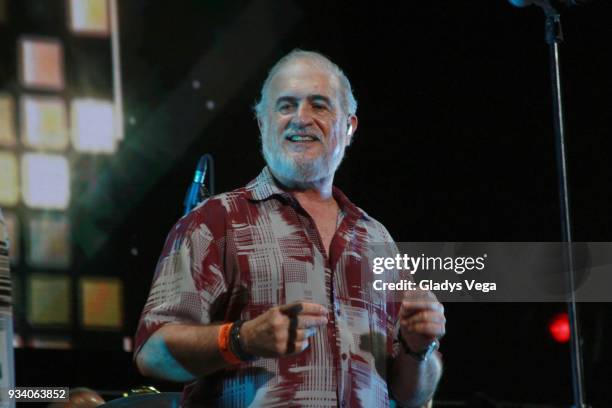 Jerry Rivas El Gran Combo In Concert Photos and Premium High Res Pictures - Getty ...