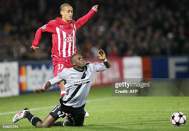 Bordeaux' Geraldo Wendel vies with Turin's Mohamed Sissoko during their Champions League football match Bordeaux versus Juventus of Turin on November...