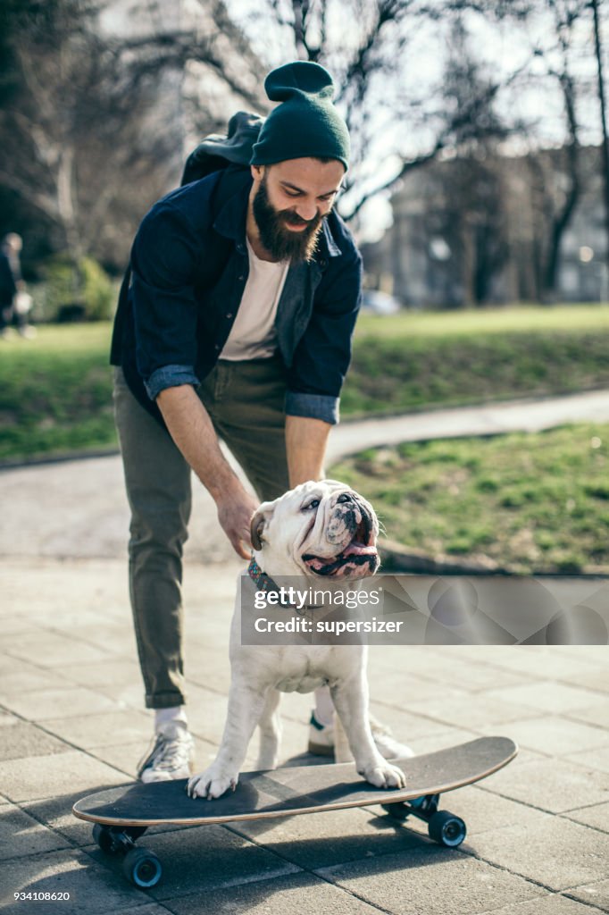 Homem e cão no parque