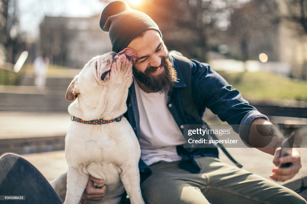 Mensch und Hund im Park