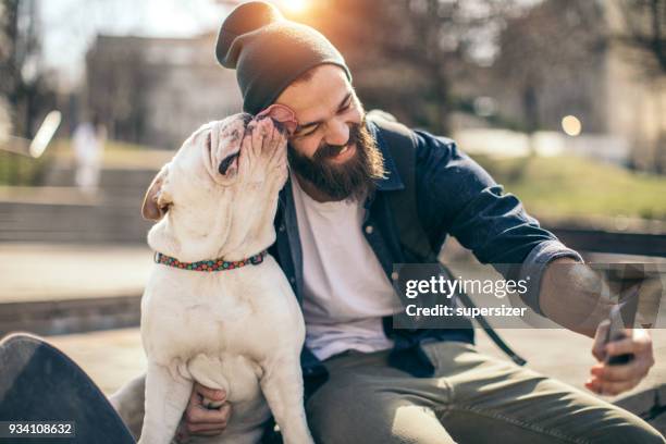 man en hond in het park - dog friend stockfoto's en -beelden