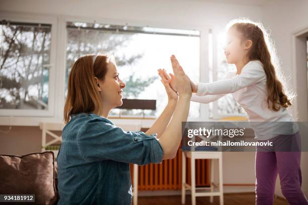 spelen met nanny - nanny smiling stockfoto's en -beelden