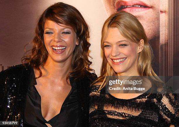 Actresses Jessica Schwarz and Heike Makatsch arrive at the Germany film premiere of 'Die Tuer' at Kulturbrauerei on November 25, 2009 in Berlin,...