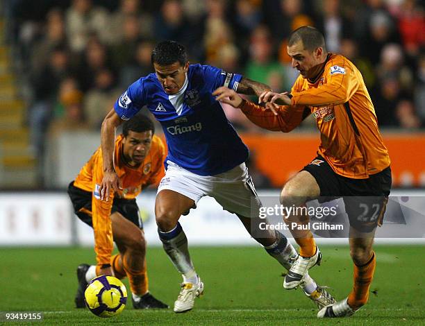 Tim Cahill of Everton battles for the ball with Stephen Hunt and Dean Marney of Hull City during the Barclays Premier League match between Hull City...