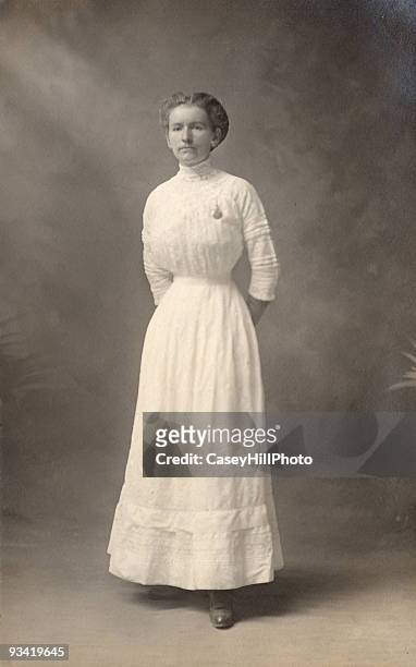 donna in abito bianco, 1908 - stile edoardiano foto e immagini stock