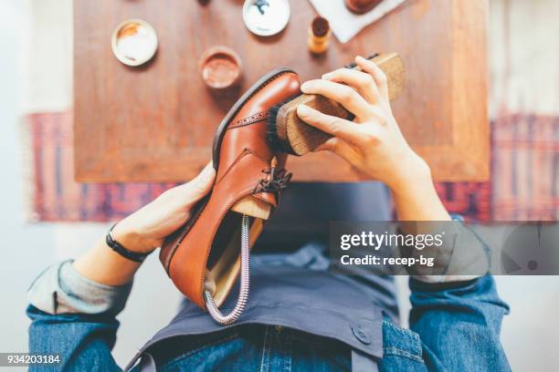 scarpa spazzolatura donna - polishing shoes foto e immagini stock