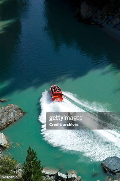 barco a motor no rio shotover - embarcação pessoal - fotografias e filmes do acervo