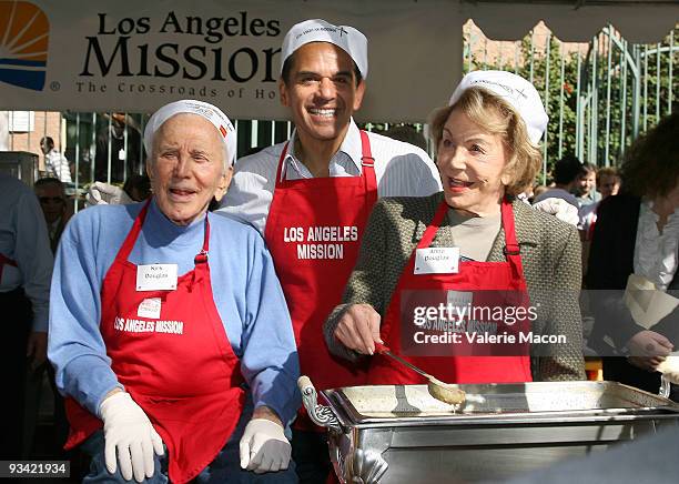 Actor Kirk Douglas and wife Anne and mayor of Los Angeles Antonio Villaraigosa attend the Los Angeles Mission Thanksgiving meal for the homeless at...