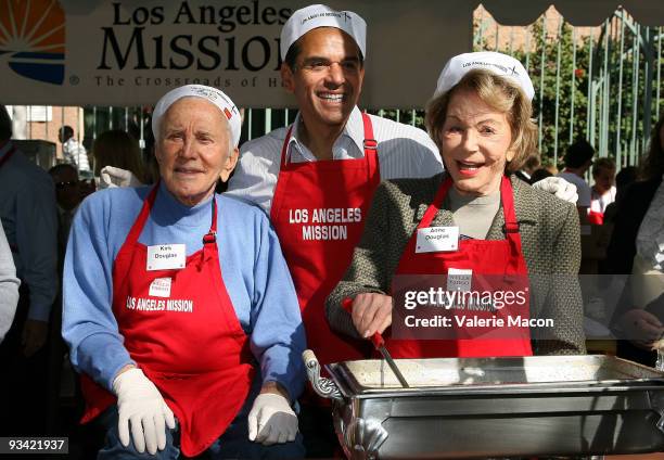 Actor Kirk Douglas and wife Anne and mayor of Los Angeles Antonio Villaraigosa attend the Los Angeles Mission Thanksgiving meal for the homeless at...
