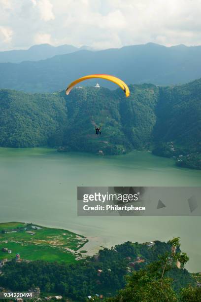 malerische aussicht in pokhara see gebirge und gleitschirm - hang parachute stock-fotos und bilder