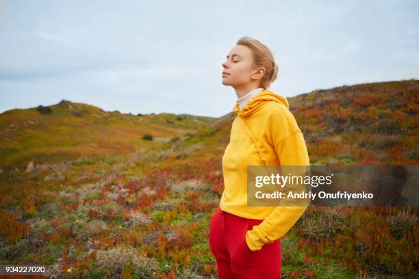 young woman relaxing near ocean - rustige scène stockfoto's en -beelden