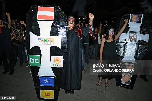Honduran University students show coffins with the pictures of Honduran de facto leader Roberto Micheletti, Armed Forces Chief, general Romeo...