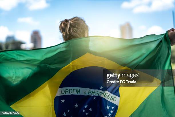 brasilianska fläkt titta på en fotbollsmatch - brasiliens flagga bildbanksfoton och bilder