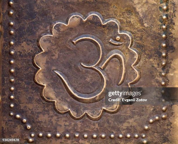 brass om symbol on a temple door - om teken stockfoto's en -beelden