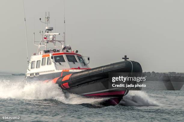lifeboat at full speed - coast guard stock pictures, royalty-free photos & images
